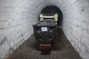 Подземен минен музей Перник - галерийна товарачна машина и рудничарска вагонетка