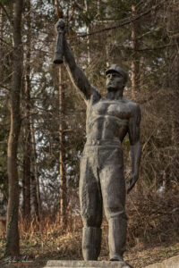 Паметник на миньора над входа на галериите