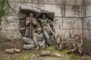 Барелеф на миньори на входа на музея