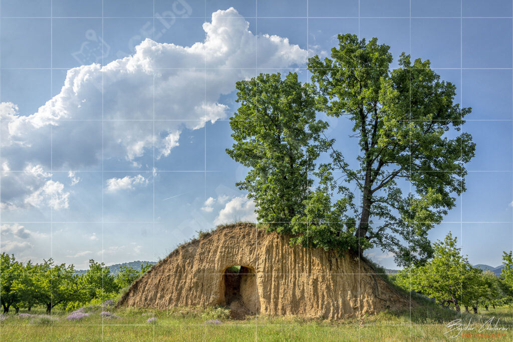 Прокопаната (срязаната) могила в близост до Мъглиж