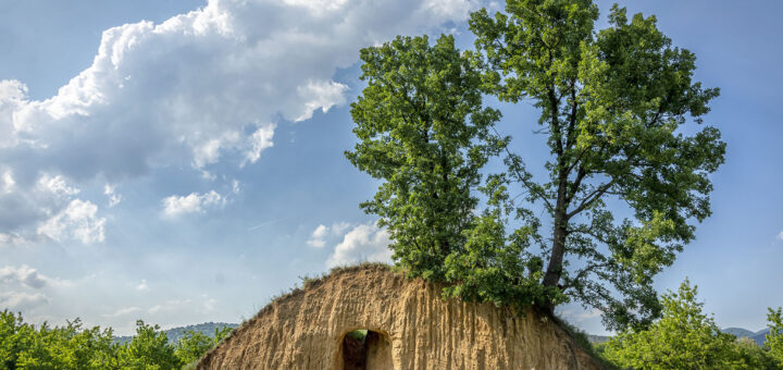 Прокопаната (срязаната) могила в близост до Мъглиж
