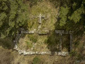 Птичи поглед към Съборната раннохристиянска църква до крепостта Шишманово кале