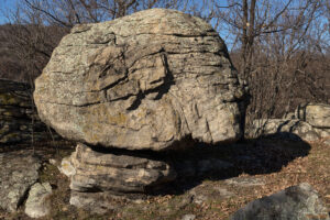 Скален феномен Главата, с. Долно Вършило