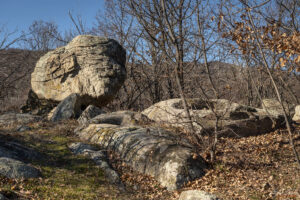 Изкопани в скалите ритуални ямки до скалния феномен Главата