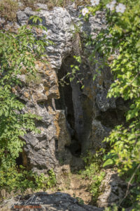 Проходът в Скалната арка край село Ъглен