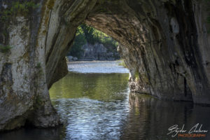 Река Вит преминаваща през Скалната арка край село Ъглен