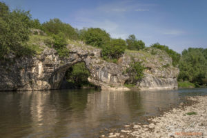 Скалната арка край село Ъглен - гледана от пътеката преди моста