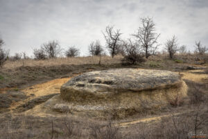 Соларен кръг - скално светилище "Провиралката" до село Лиляч