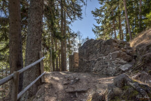 Главният вход и част от южната крепостна стена на Атеос