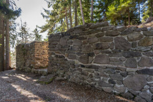 Главният вход и част от южната крепостна стена на Калето