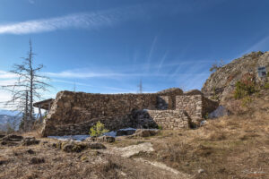 Източната крепостна стена на Аетос с част от помещенията в нея