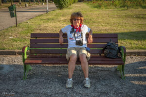 Средната (нормалната) пейка от инсталацията в парк Гигант в Димитровград