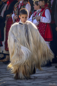 Младите участници в кукерски карнавал "Старчевата", Разлог