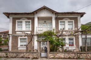 След тази къща в дясно започва пътеката за водопад "Сувчарско пръскало"