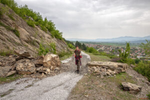 Умишлено неразчистени свлекли се камъни преграждащи пътя за водопад "Сувчарско пръскало"
