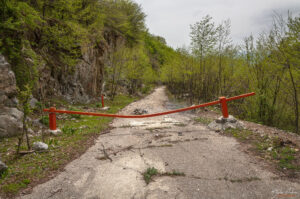 Бариера по пътя за водопад "Сувчарско пръскало"