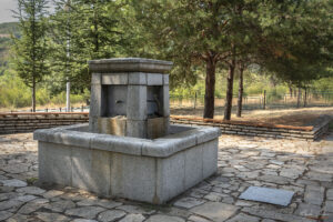 Чешма в двора на Тракийски мемориален комплекс Маджарово