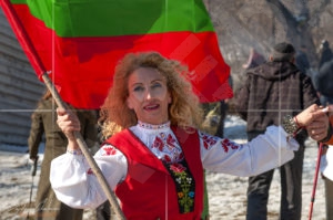 Трифон Зарезан в град Шипка - кметицата Василка Панайотова повежда хорото