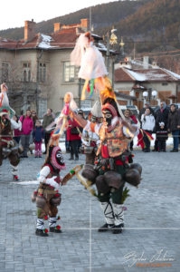 Кукерски игри на площада в Шипка за Трифон Зарезан