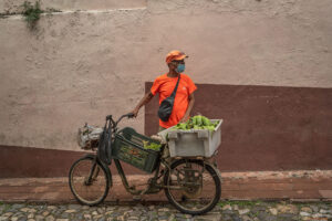Продавач на зеленчуци в Тринидад