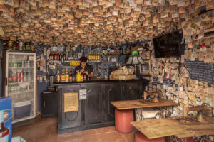 Тринидад - барче декорирано с банкноти от цял свят залепени от посетителите