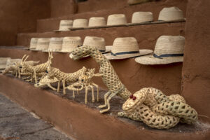 Тринидад - плетени шапки и фигурки от палмово лико