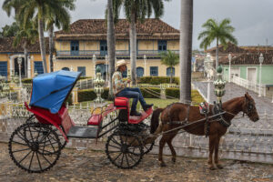 Тринидад - Plaza Mayor с характерните файтони