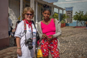 Тринидад - местна кубинска девойка продаваща гривни от пъстри семена няма нищо против да позира за снимка