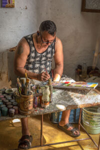 Тринидад, Куба - художник рисуващ сувенирни плакатчета