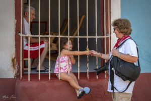 Тринидад, Куба - децата посрещаха със светнали очи малките подаръци (бонбону, близалки), които несехме