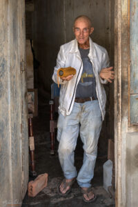 Тринидад - възрастен мъж много държеше да ни покаже колонкаа си