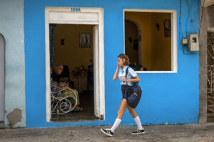 Тринидад - ученичка с униформа след училище