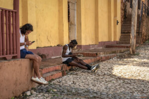 Тринидад, Куба - социалните мрежи вече превземат и местнт население