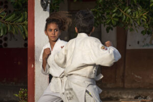 Тринидад - тренировки по бойни изкуства в двор на училище