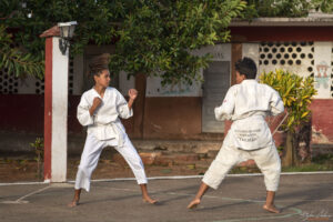 Тринидад - тренировки по бойни изкуства в двор на училище