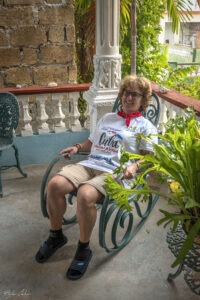 Малко релакс в традиционен за Куба люлеещ се стол на терасата на квартирата ни в Тринидад