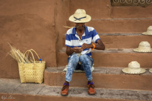 Тринидад - майстор на плетени шапки и фигурки от палмово лико