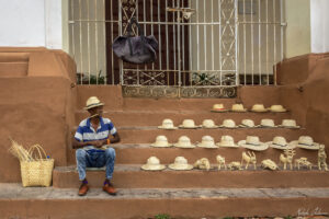 Тринидад - майстор на плетени шапки и фигурки от палмово лико