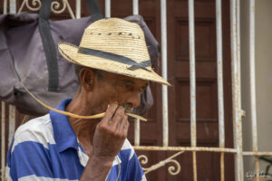 Тринидад - майстор на плетени шапки и фигурки от палмово лико