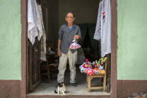 Тринидад, Куба - продавач на ръчно изработени покривки и кукли