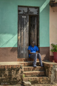 Тринидад, Куба - местен жител на прага на къщата си