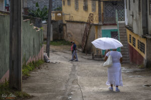 Тринидад, Куба - жена в бяло, символ на посвещението в Сантерия