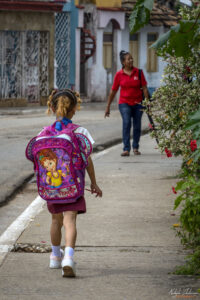 Тринидад, Куба - принцеса на връщане от училище