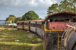Изоставената ЖП гара Тринидад - изоставени ретро вагони