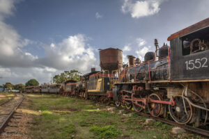 Изоставената ЖП гара превърната в гробище за парни локомотиви и ретро вагони