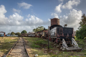 Изоставената ЖП гара превърната в гробище за парни локомотиви и ретро вагони