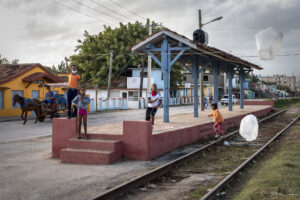 ЖП спирка Тринидад - деца играят с "хвърчила"