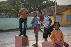 ЖП спирка Тринидад - деца играят с "хвърчила"