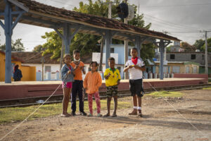 ЖП спирка Тринидад - деца играят с "хвърчила"