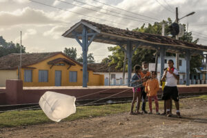 ЖП гара Тринидад - деца играят с "хвърчила"